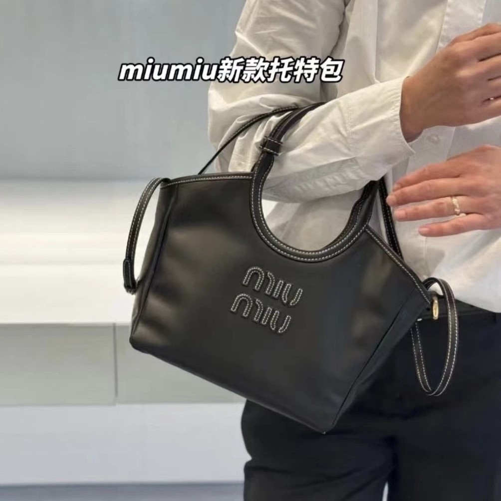 미우미우 레더 핸드백 5BA288