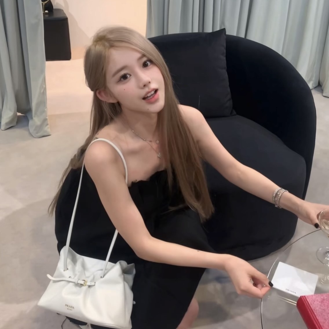 프라다 가죽 버킷백 1BG586