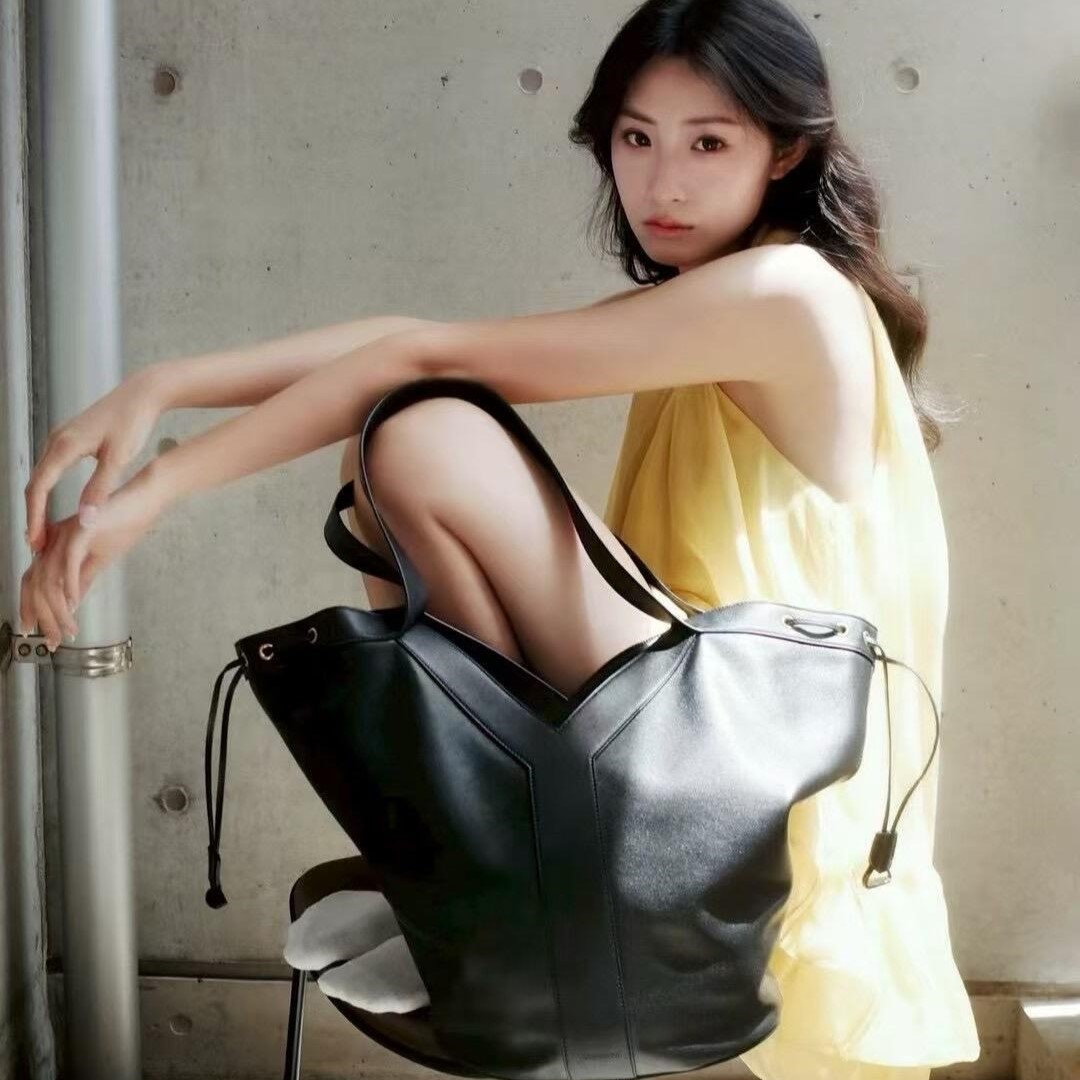 입생로랑 소프트 레더 드로스트링 쇼퍼백 833160