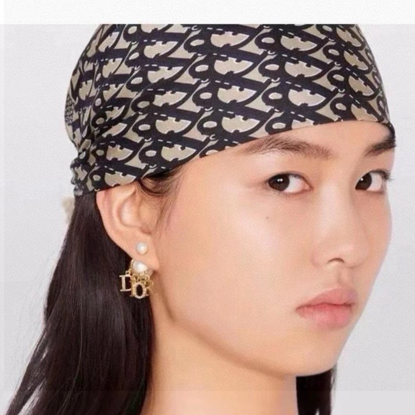 디올 트리발 귀걸이