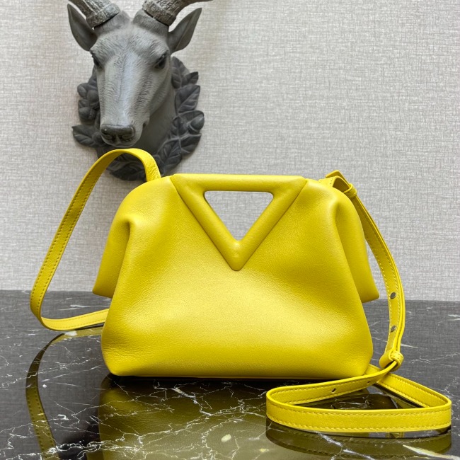 보테가 Triangle Bag