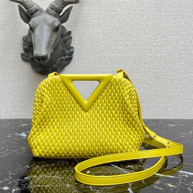 보테가 Triangle Bag