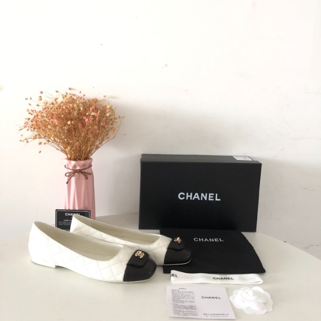 샤넬 퀼팅 플랫슈즈 화이트
