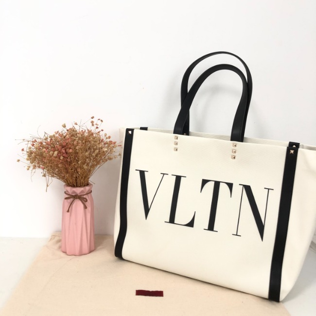 발렌티노 Garavani 카바스 VLTN 블랙 쇼퍼백