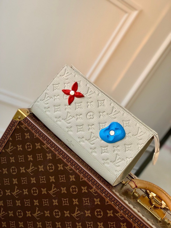 루이비통 STANDIING POUCH M81556
