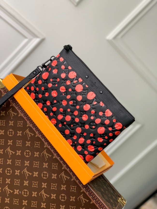루이비통 LV X YK POCHETTE TO GO M82019